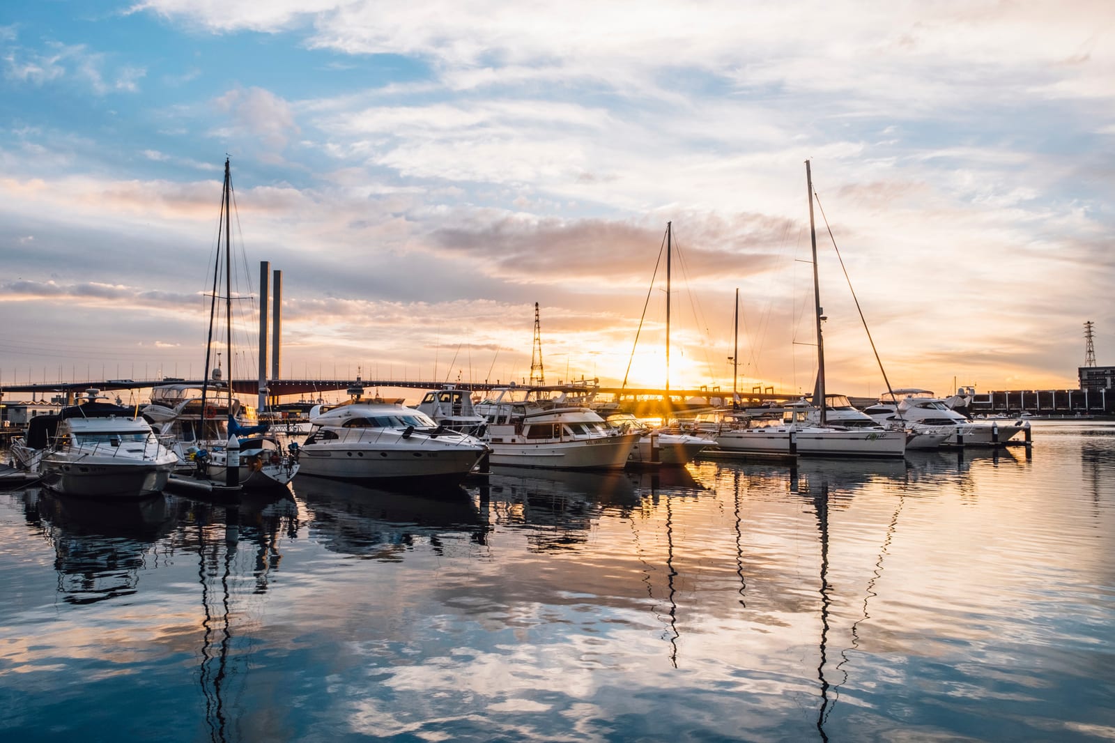 Barca a vela durante una regata lungo la costa